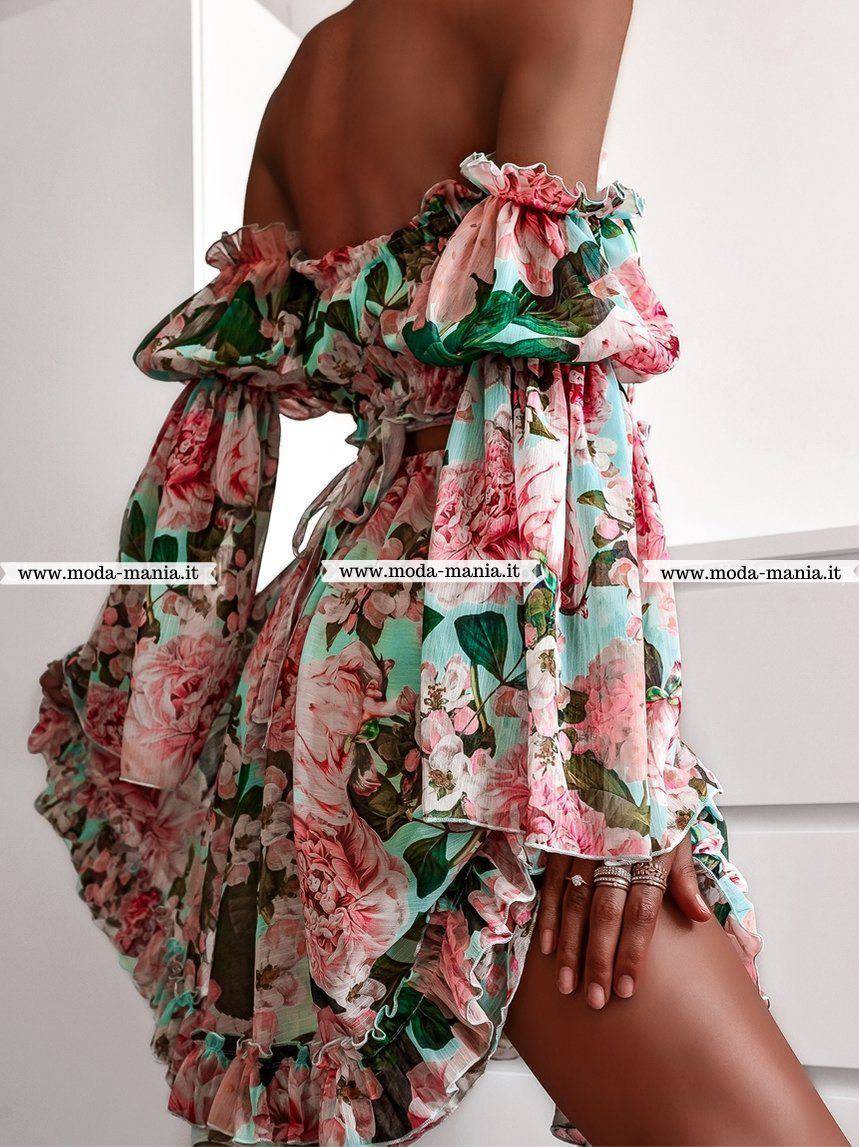 Abito estivo corto di Moda-Mania con fantasia floreale verde e rosa, apertura posteriore e maniche lunghe larghe.