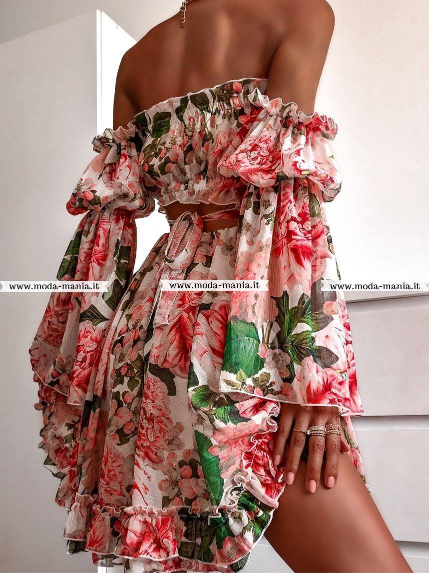 Abito estivo corto Moda-Mania a fantasia floreale verde e rosso con apertura sul retro e maniche lunghe larghe.