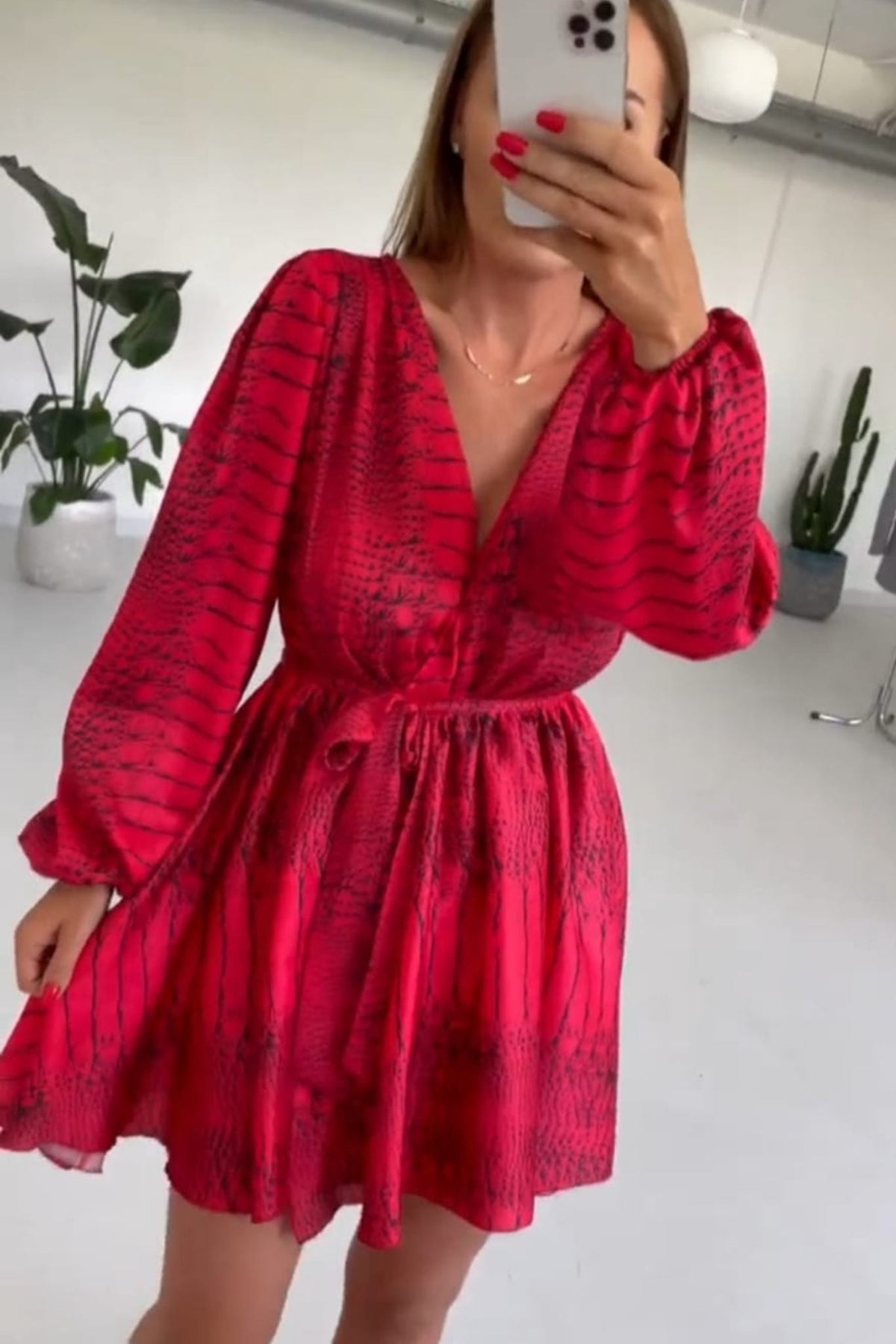 Abito estivo rosso pitonato Moda-Mania, corto, maniche lunghe, con gonna a ruota e cintura regolabile, in tessuto pitonato.