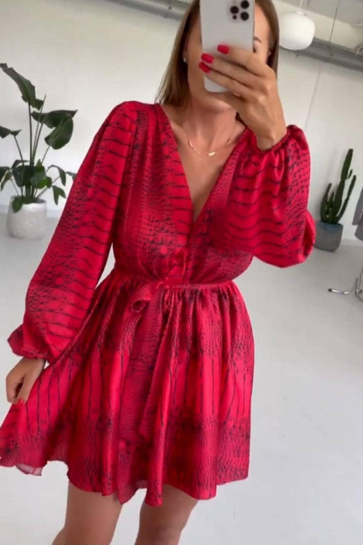 Abito estivo rosso pitonato a manica lunga con gonna a ruota allacciabile in vita, Moda-Mania, abiti corti.