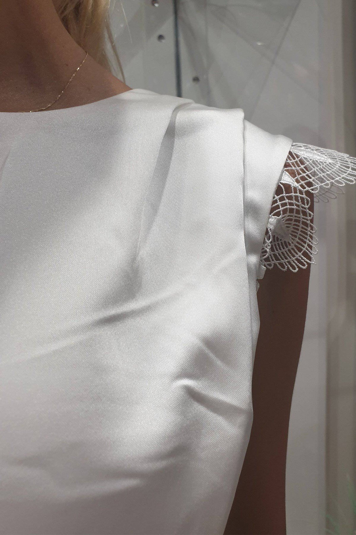 Abito svasato bianco Moda-Mania con gonna a ruota satinata, dettagli in pizzo e cintura inclusa, abiti corti eleganti.