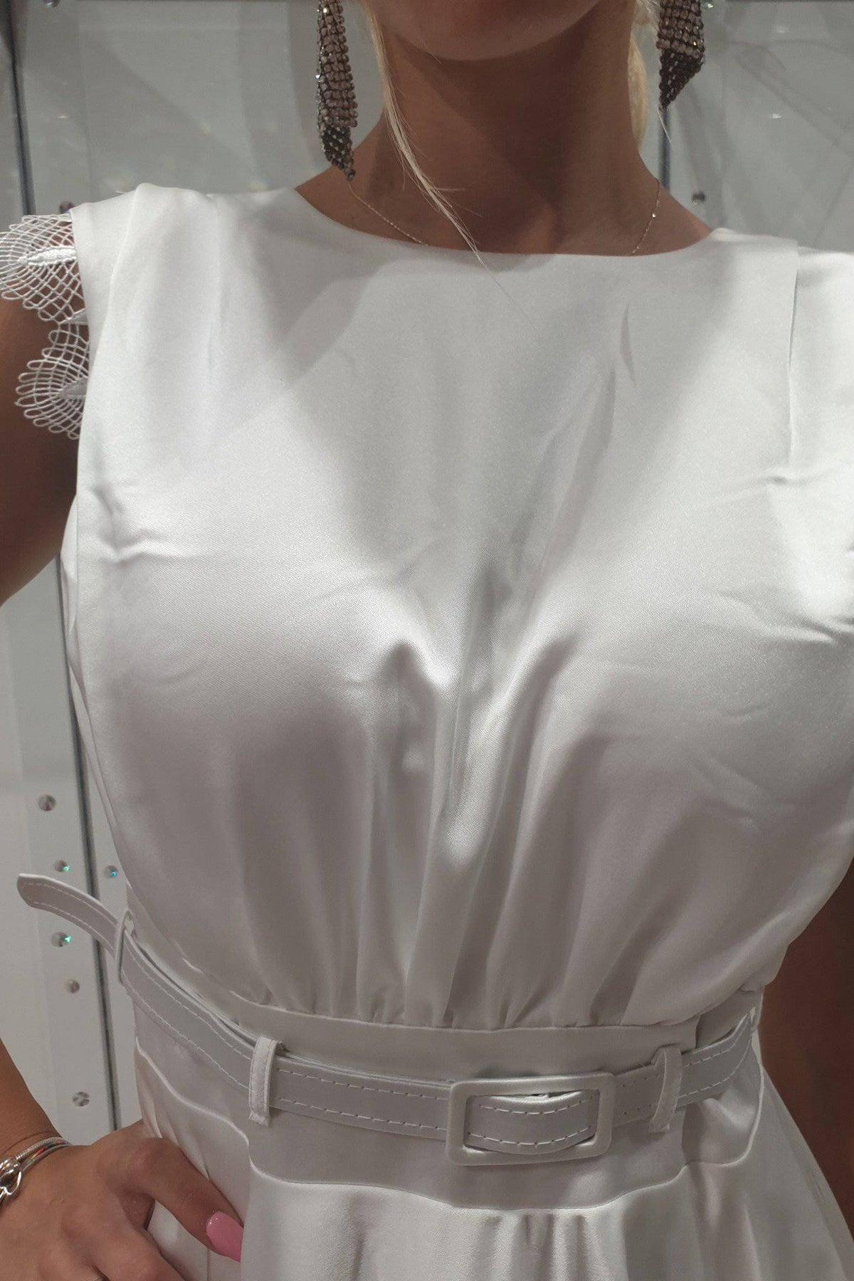 Abito corti svasato bianco con gonna a ruota in tessuto satinato, dettagli in pizzo e cintura inclusa, marca Moda-Mania.