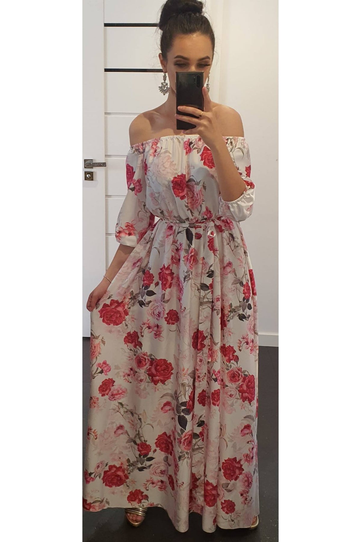 Abito lungo svasato estivo bianco con fantasia floreale rossa e scollo a barchetta in tessuto satinato, marca Moda-Mania.