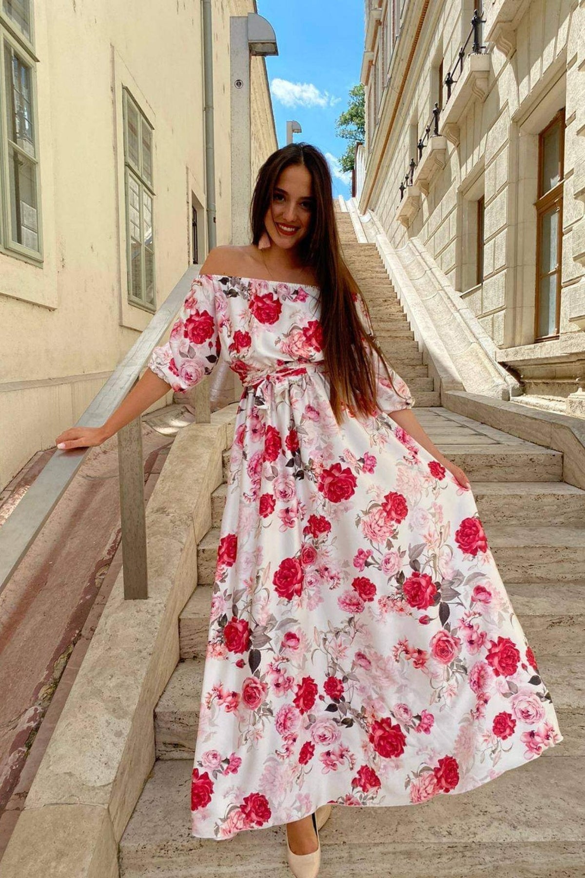 Abito lungo svasato estivo bianco con fantasia floreale rossa, scollo a barchetta in tessuto satinato, Moda-Mania.
