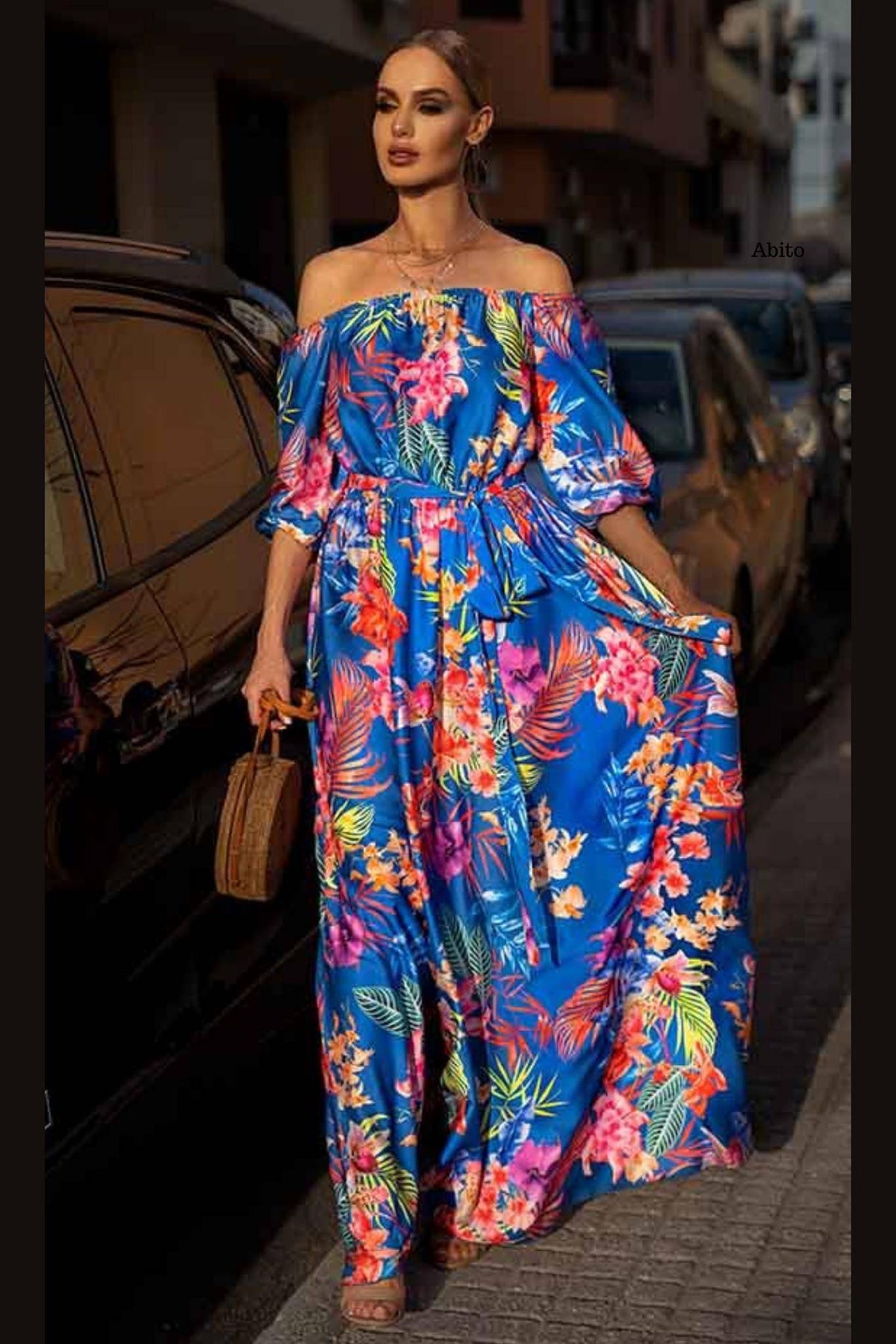 Abito lungo svasato estivo blu con fantasia floreale e scollo a barchetta, in tessuto satinato, da Moda-Mania.
