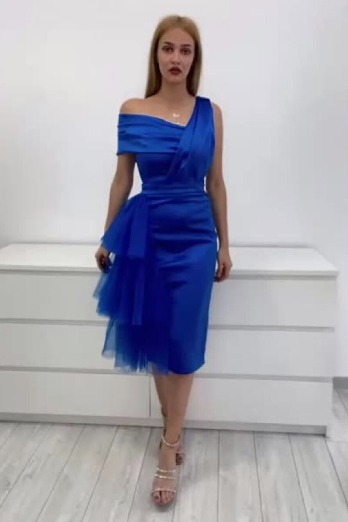 Abito aderente midi blu elettrico in taffetà con scollo asimmetrico e volants laterali in tulle, firmato Moda Mania.