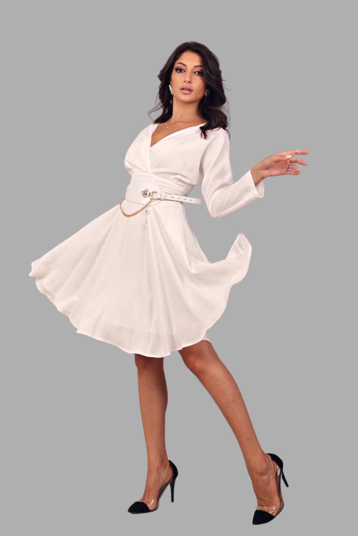 Abito bianco svasato con maniche lunghe e cintura, vestibilità elegante, marca Moda-Mania, dettaglio accessoriato.