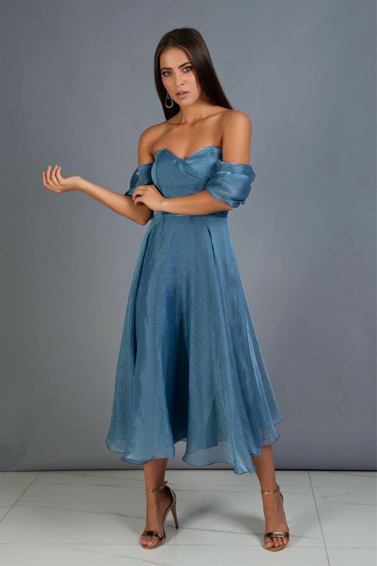 Abito midi blu indigo svasato in organza con scollo a cuore e maniche cadenti, firmato Moda-Mania.