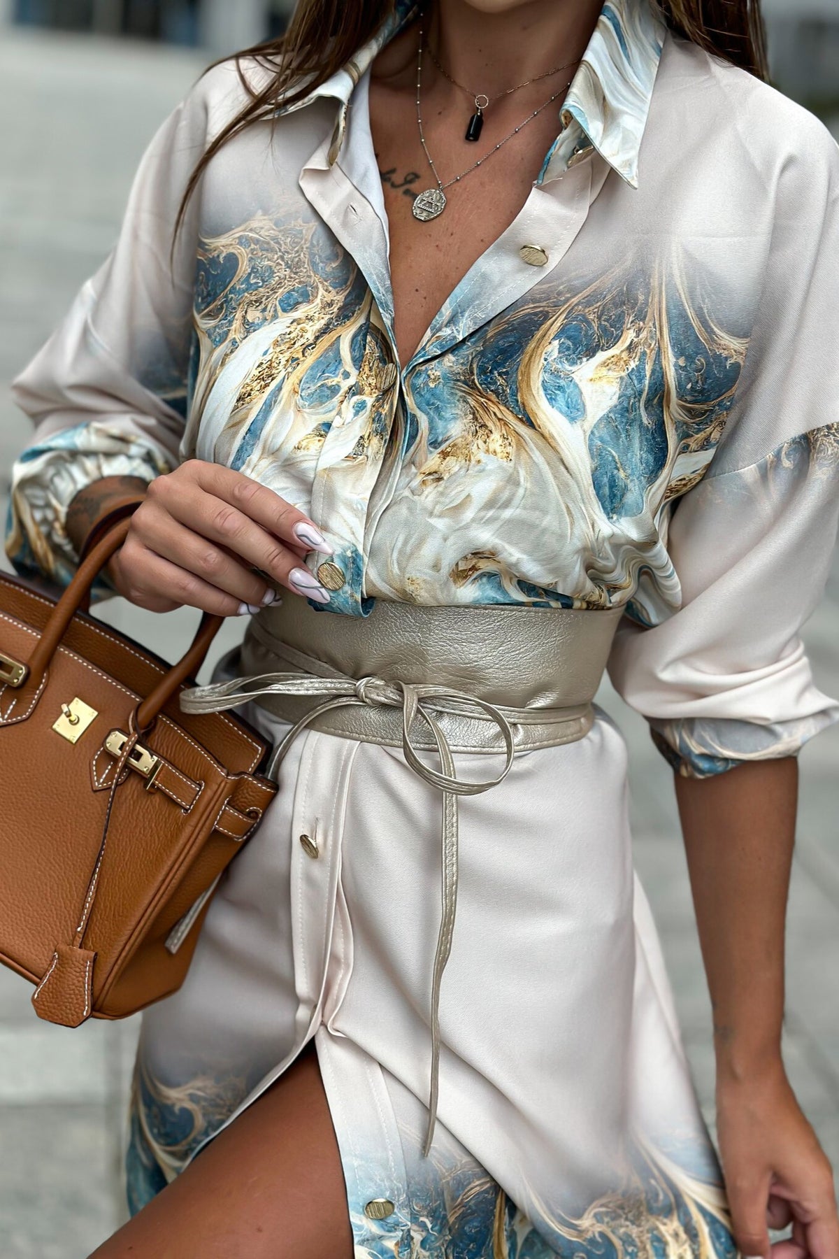 Abito camicia oversize Moda-Mania panna avorio con fantasia astratta, cintura inclusa e spacchi laterali, in tessuto leggero.