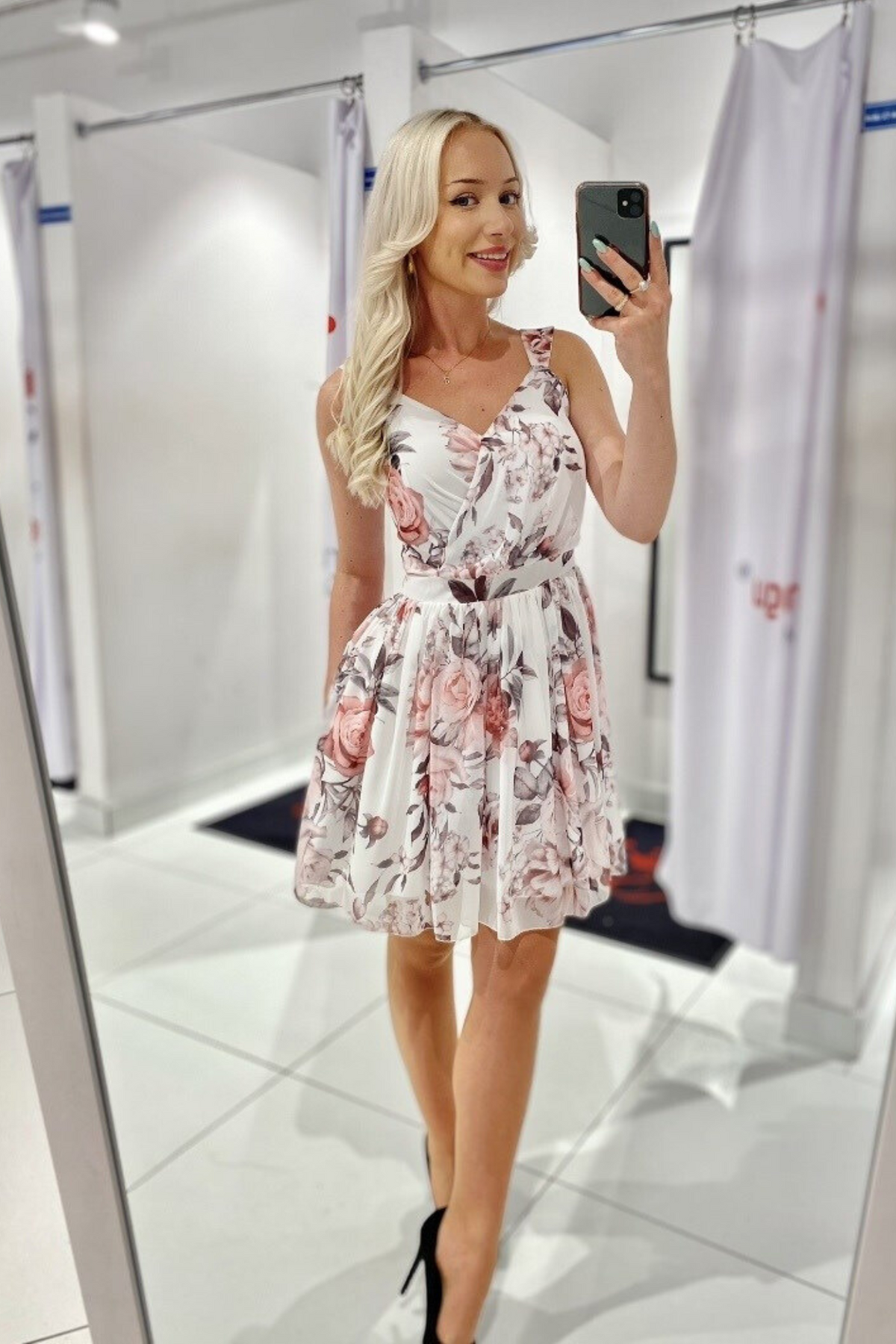 Abito corto estivo svasato bianco con fantasia floreale rosa, scollo a V e spalline, marca Moda-Mania.