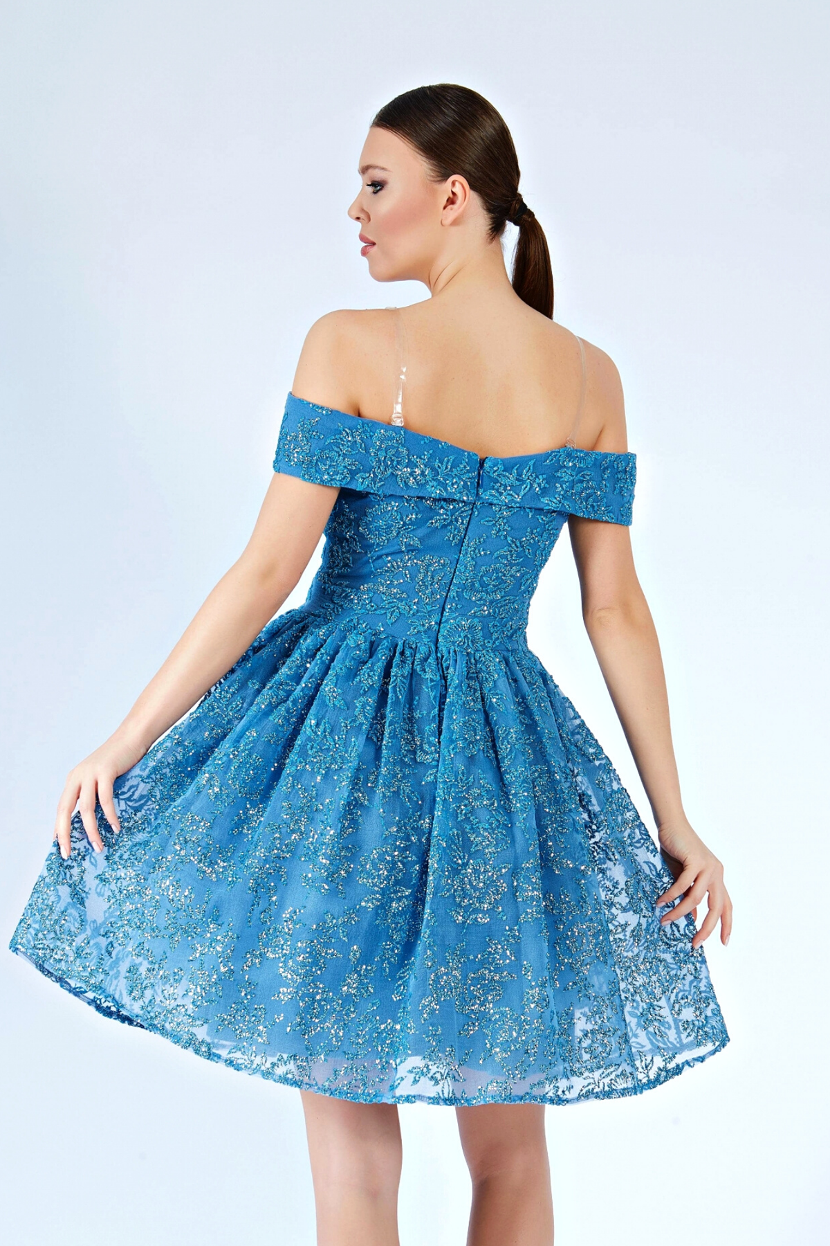 Abito corto svasato blu indigo in tulle con fantasia glitterata dorata e scollo a barchetta, moda-mania.