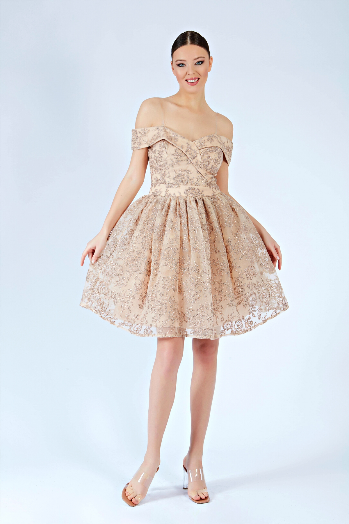 Abito corto svasato nude in tulle con fantasia glitterata dorata e scollo a barchetta, moda Moda-Mania.