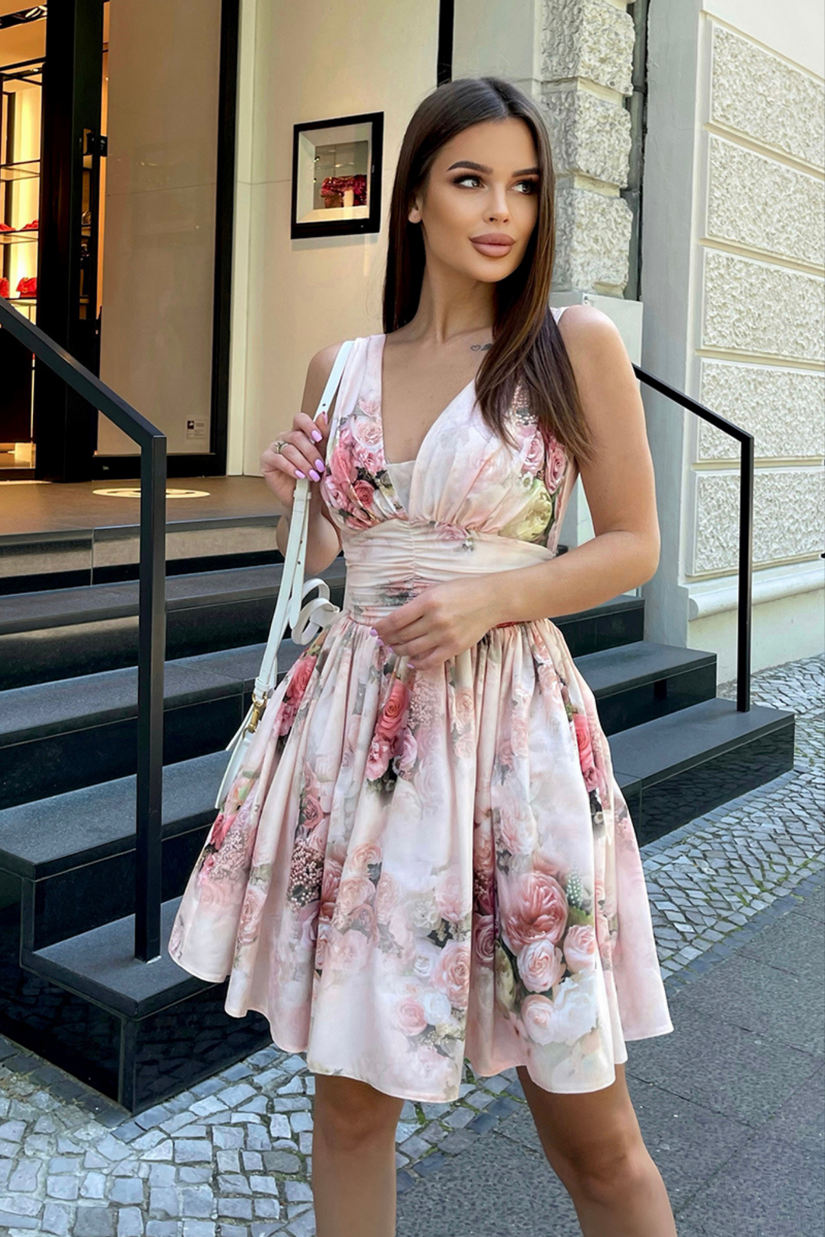 Abito corto svasato pesca chiaro Moda-Mania con fantasia floreale e apertura posteriore, vestibilità femminile e stile estivo.