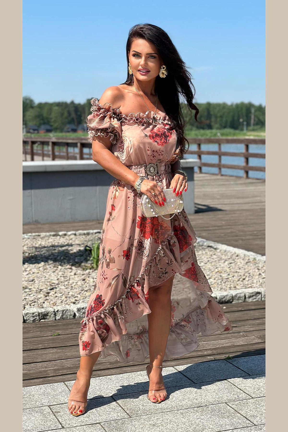 Abito estivo beige a stampa floreale Moda-Mania con scollo a fascia, maniche rimovibili, cintura e design corto davanti e lungo dietro.