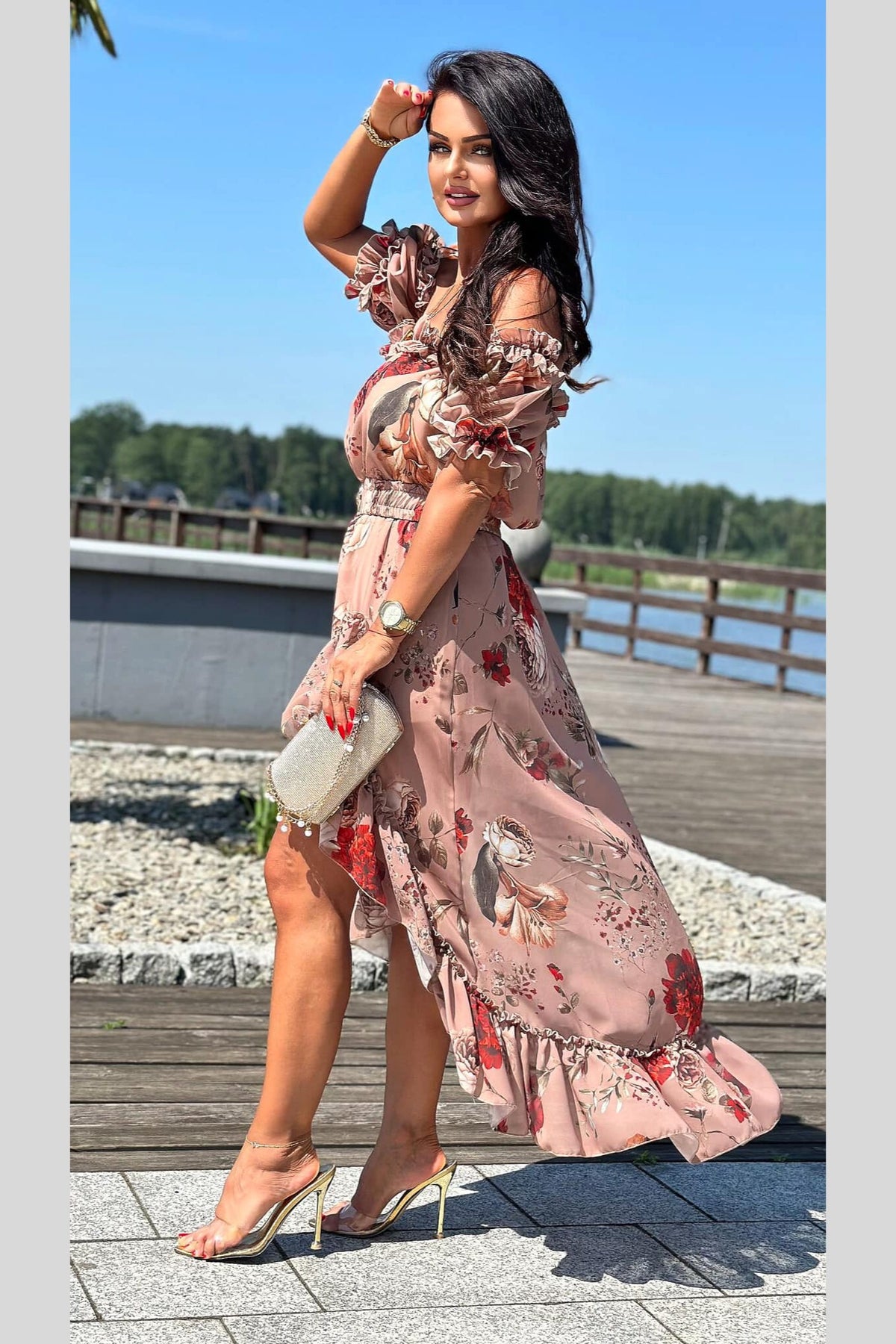 Abito estivo beige a stampa floreale di Moda-Mania, corto davanti, lungo dietro, scollo a fascia, maniche rimovibili e cintura.