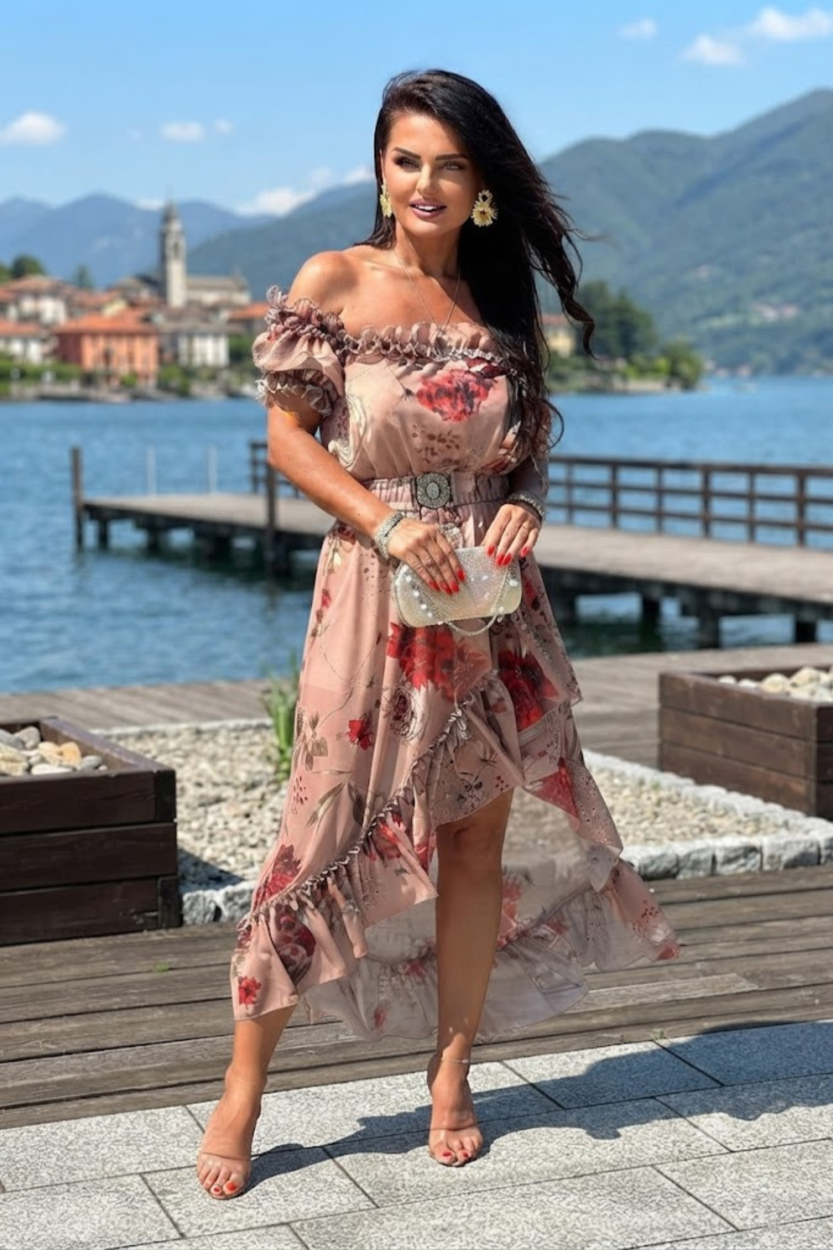 Abito estivo beige a stampa floreale con scollo a fascia, maniche rimovibili e cintura, corto davanti e lungo dietro, Moda-Mania