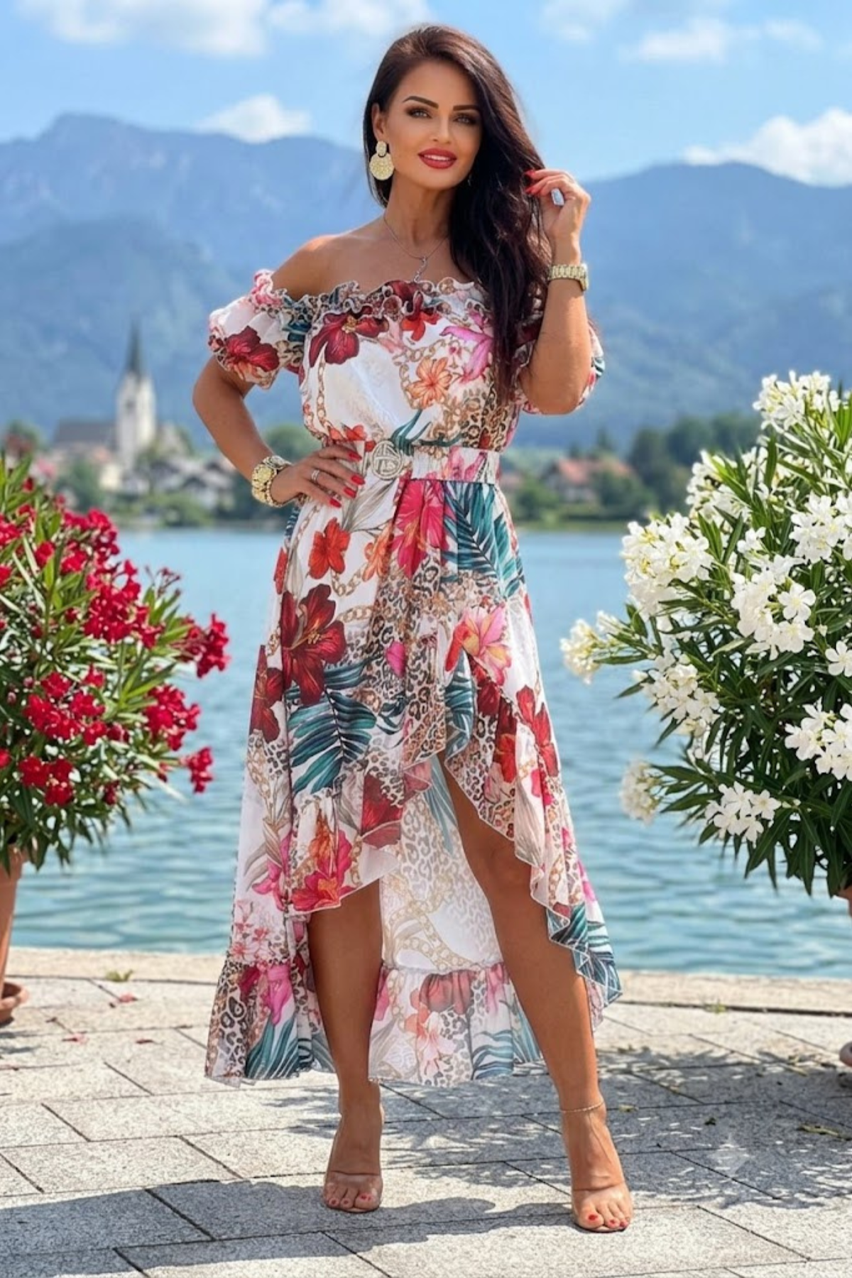 Abito estivo bianco Moda-Mania, corto davanti e lungo dietro con stampa floreale e leopardata, scollo a fascia e cintura.