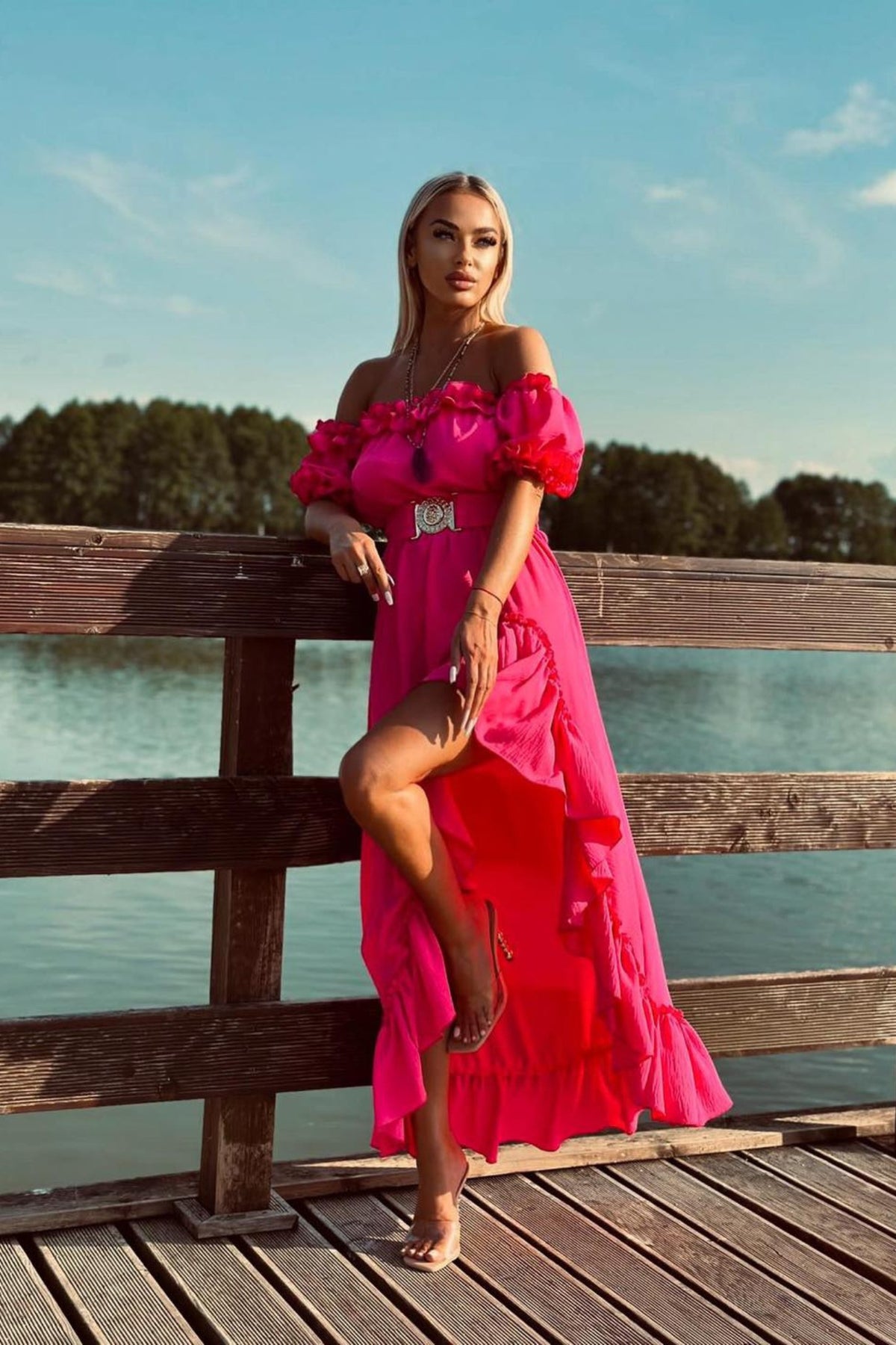 Abito estivo fucsia corto davanti e lungo dietro, con scollo a barchetta, maniche rimovibili e cintura, marca Moda-Mania.