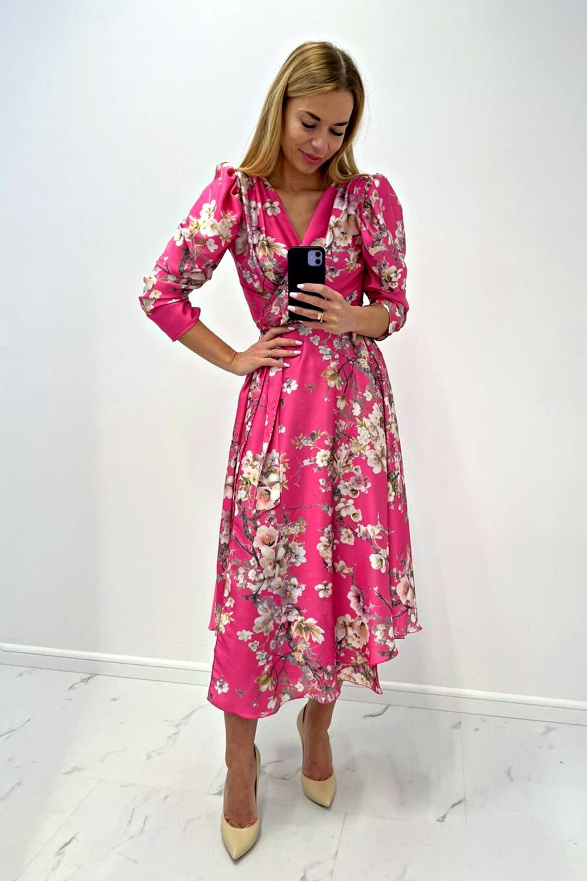 Abito midi fucsia svasato con fantasia floreale, maniche a sbuffo e allacciatura in vita, brand Moda-Mania.