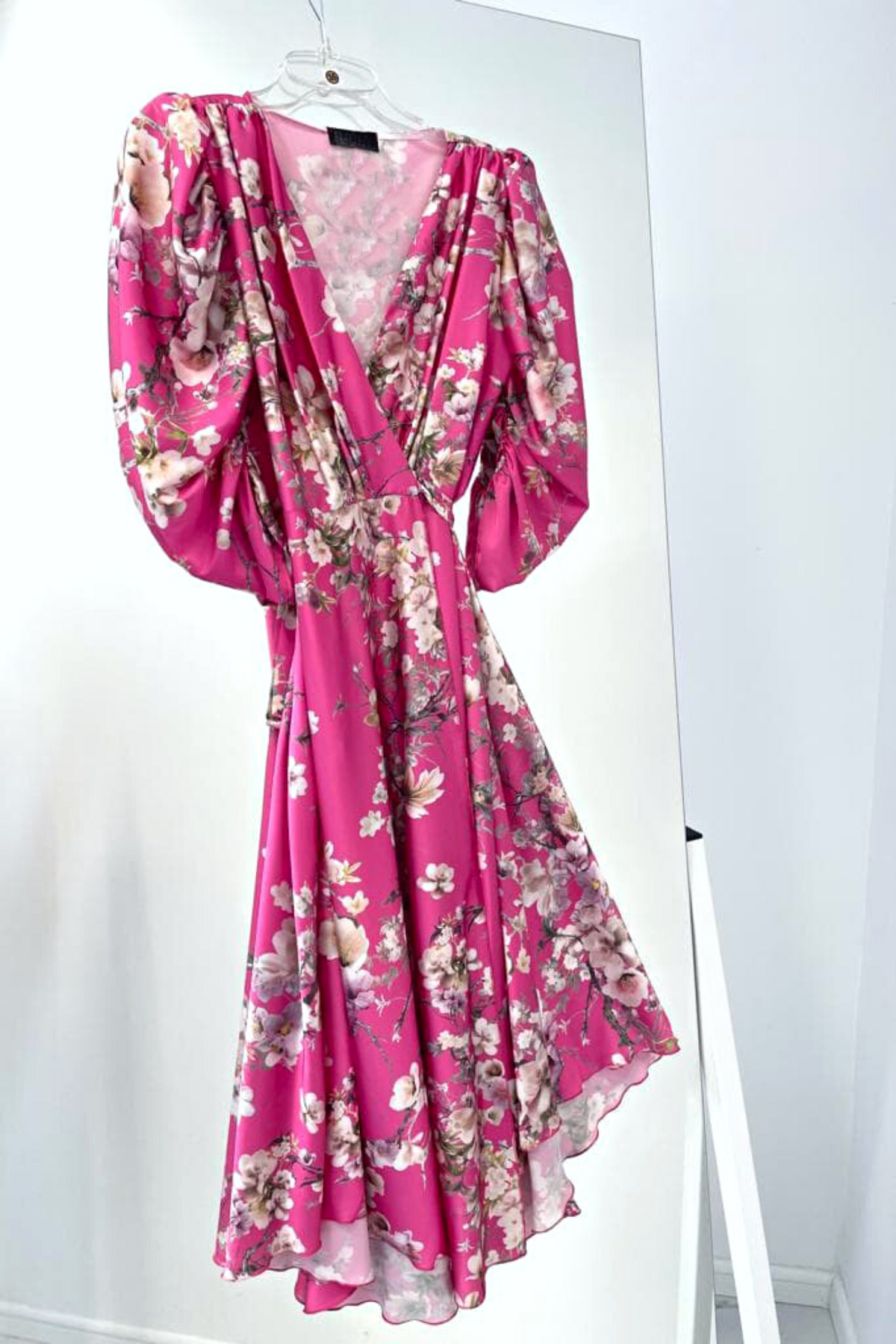 Abito midi fucsia svasato con fantasia floreale, maniche a sbuffo e cintura allacciabile in vita, marca Moda-Mania.