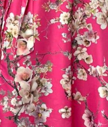 Abito midi fucsia svasato con fantasia floreale, maniche a sbuffo e allacciatura in vita, di Moda-Mania.