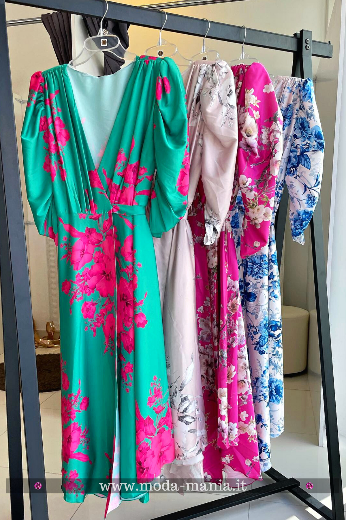 Abito midi fucsia svasato con fantasia floreale, maniche a sbuffo e allacciatura in vita, di Moda-Mania.