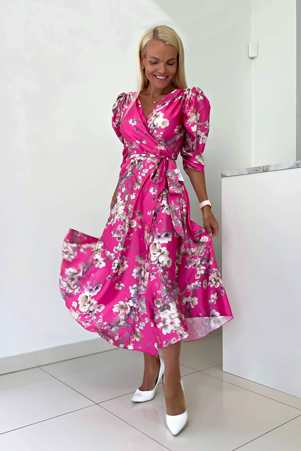 Abito midi fucsia svasato con fantasia floreale, maniche a sbuffo e vita allacciabile, brand Moda-Mania.