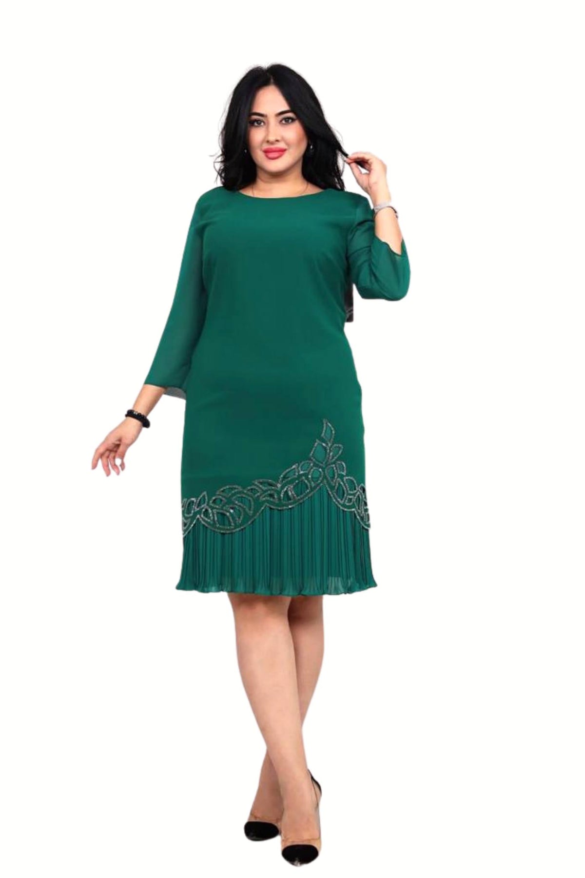 Abito corto verde linea dritta per donne curvy con decorazione in strass, moda elegante e alla moda.
