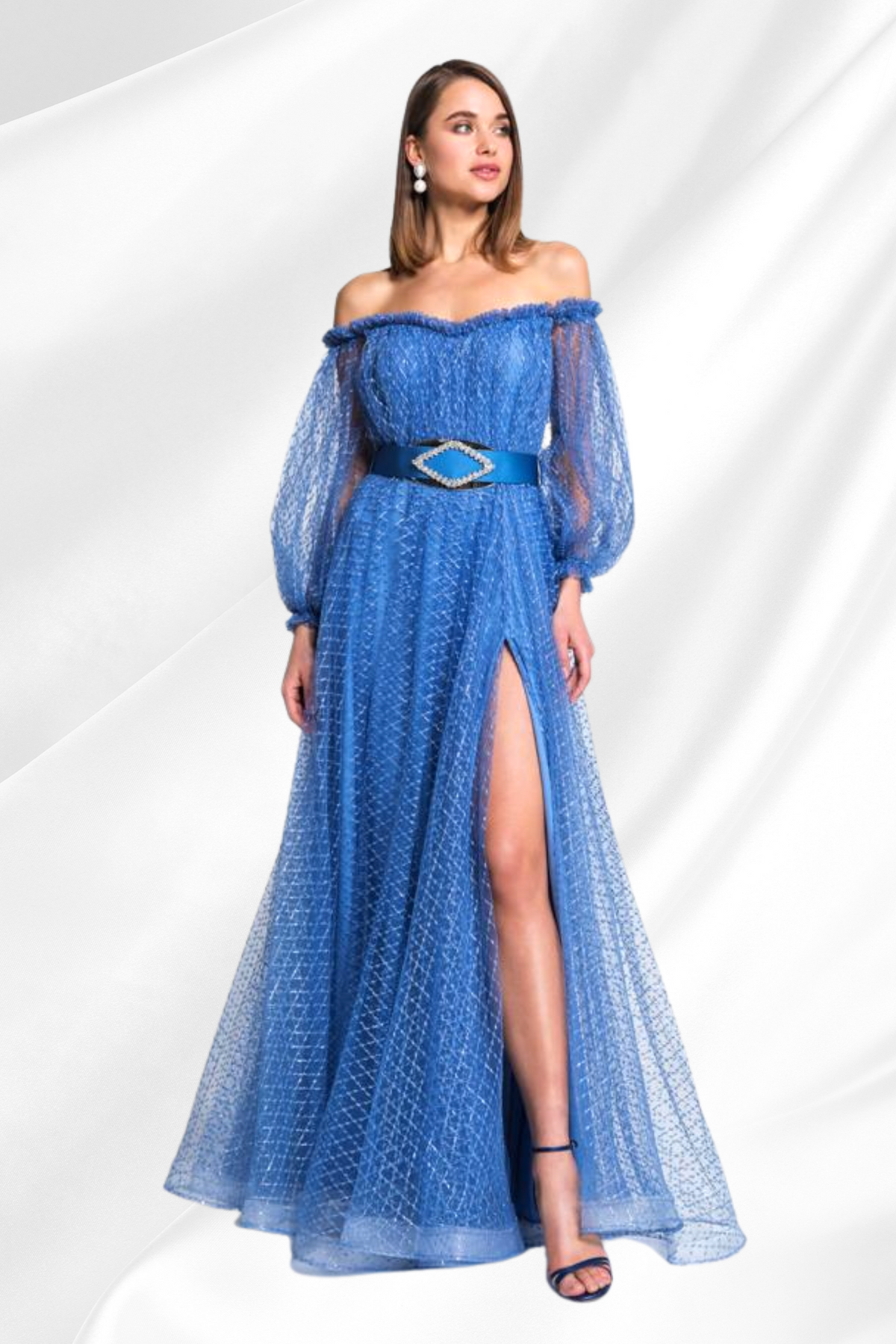 Abito lungo elegante Moda Mania celeste in tulle fantasia, scollo a barchetta e maniche lunghe, stile sofisticato e femminile