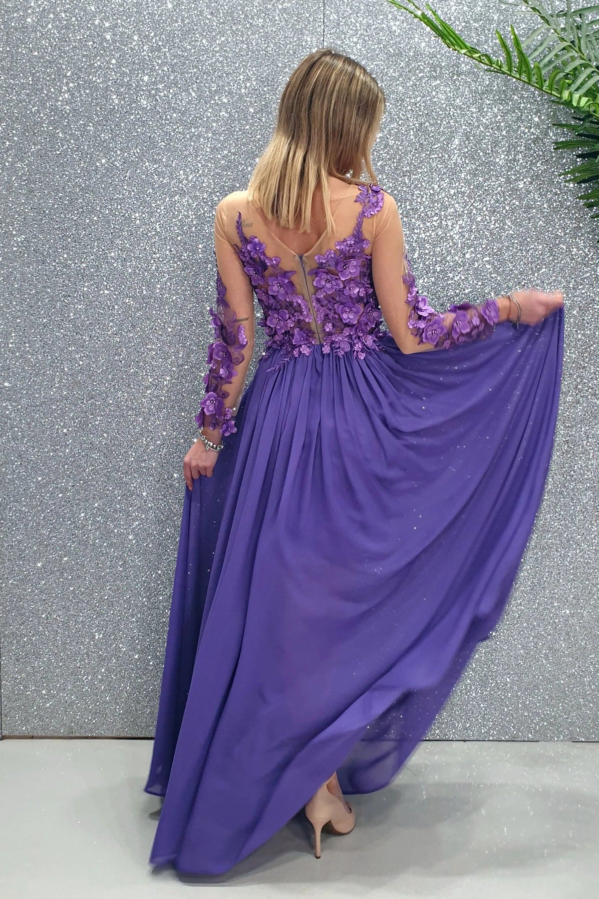 Abito lungo lilla Axa di Moda-Mania con strascico e corpetto in tulle nude a fiori 3D, elegante e femminile.
