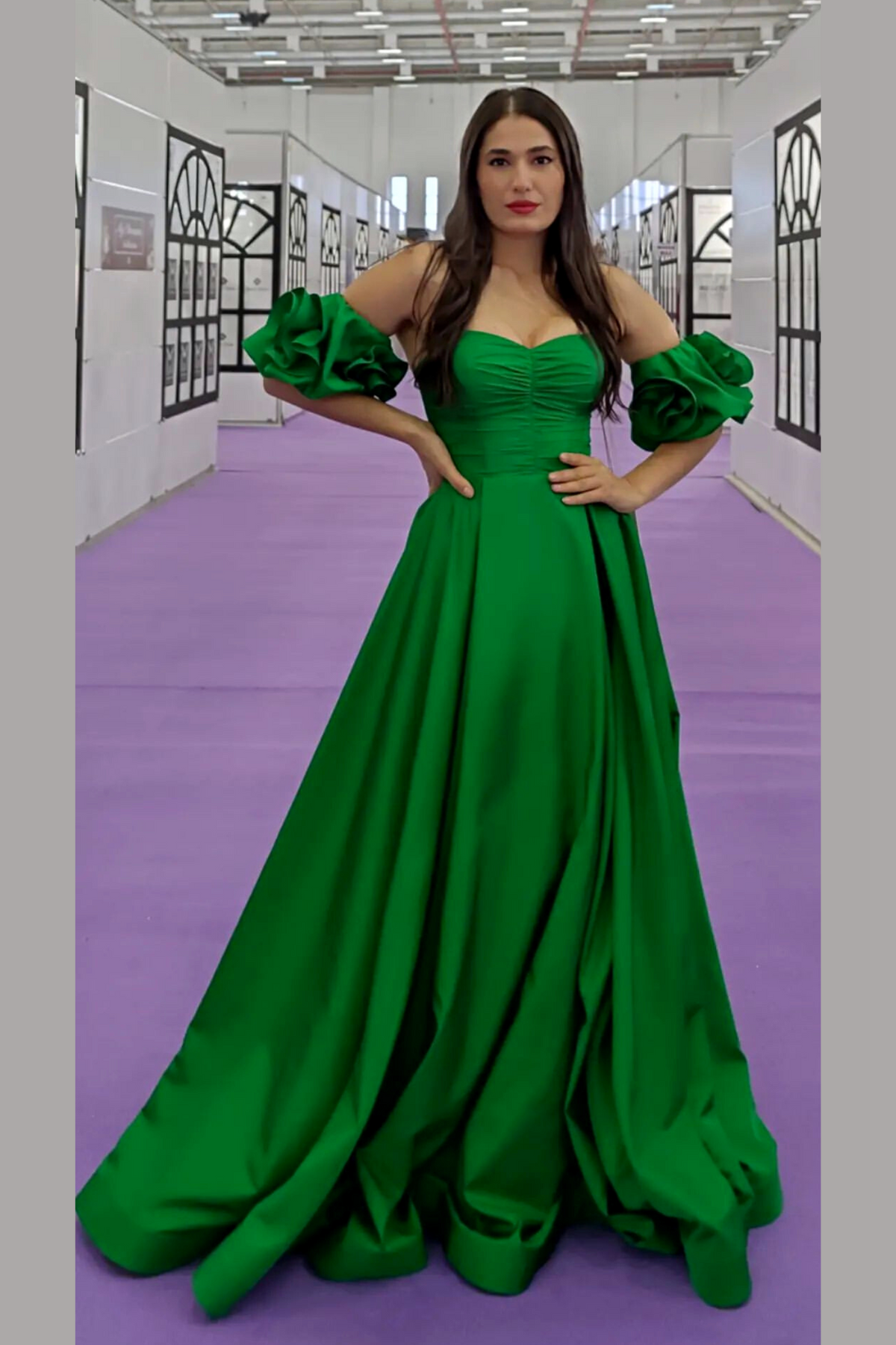 Abito lungo svasato verde Moda-Mania con corpetto a cuore e maniche corte removibili, vestibilità ampia e stile elegante.