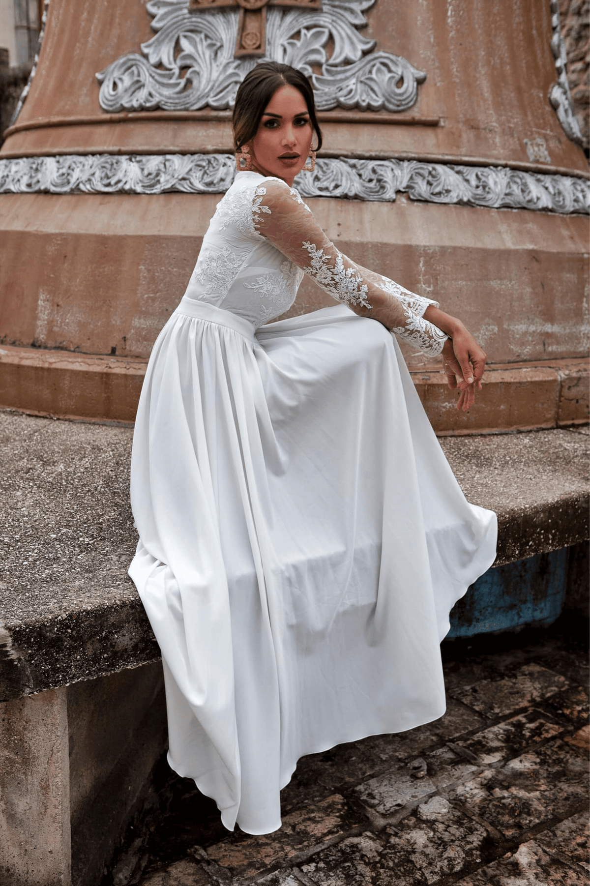 Abito lungo svasato bianco Moda-Mania con spacco laterale e corpetto in tulle ricamato, elegante e raffinato.