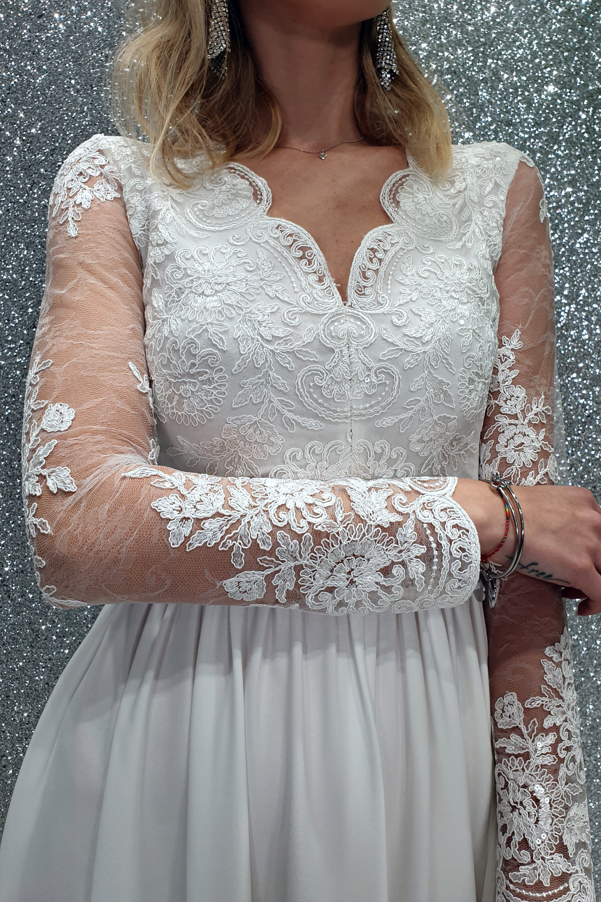 Abito lungo svasato bianco Moda-Mania con spacco laterale e corpetto in tulle ricamato, elegante e femminile.