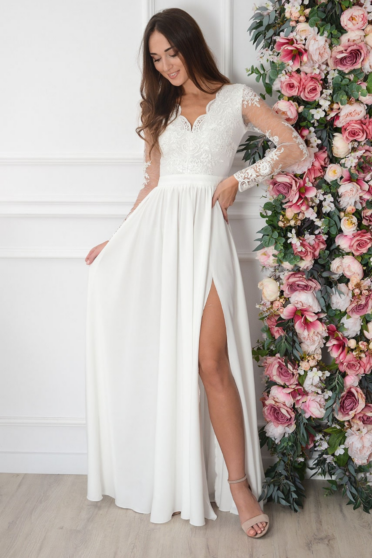 Abito lungo svasato bianco Moda-Mania con spacco laterale e corpetto in tulle ricamato, elegante e femminile.