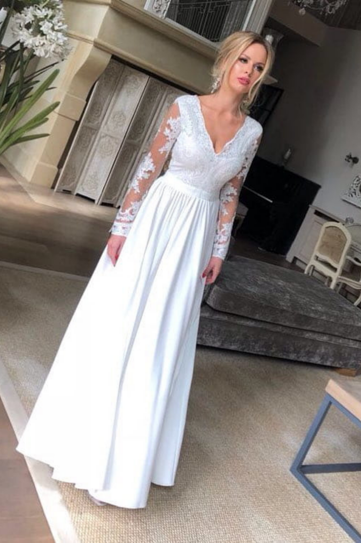 Abito lungo svasato bianco con spacco laterale e corpetto in tulle ricamato, Moda-Mania, abiti lunghi eleganti femminili