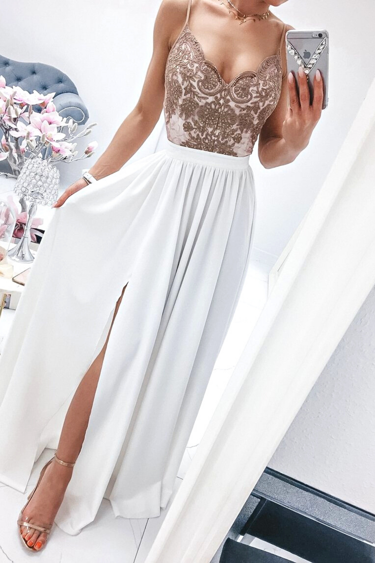 Abito lungo svasato bianco con spacco laterale e corpetto in tulle ricamato dorato, moda-mania, elegante e raffinato.