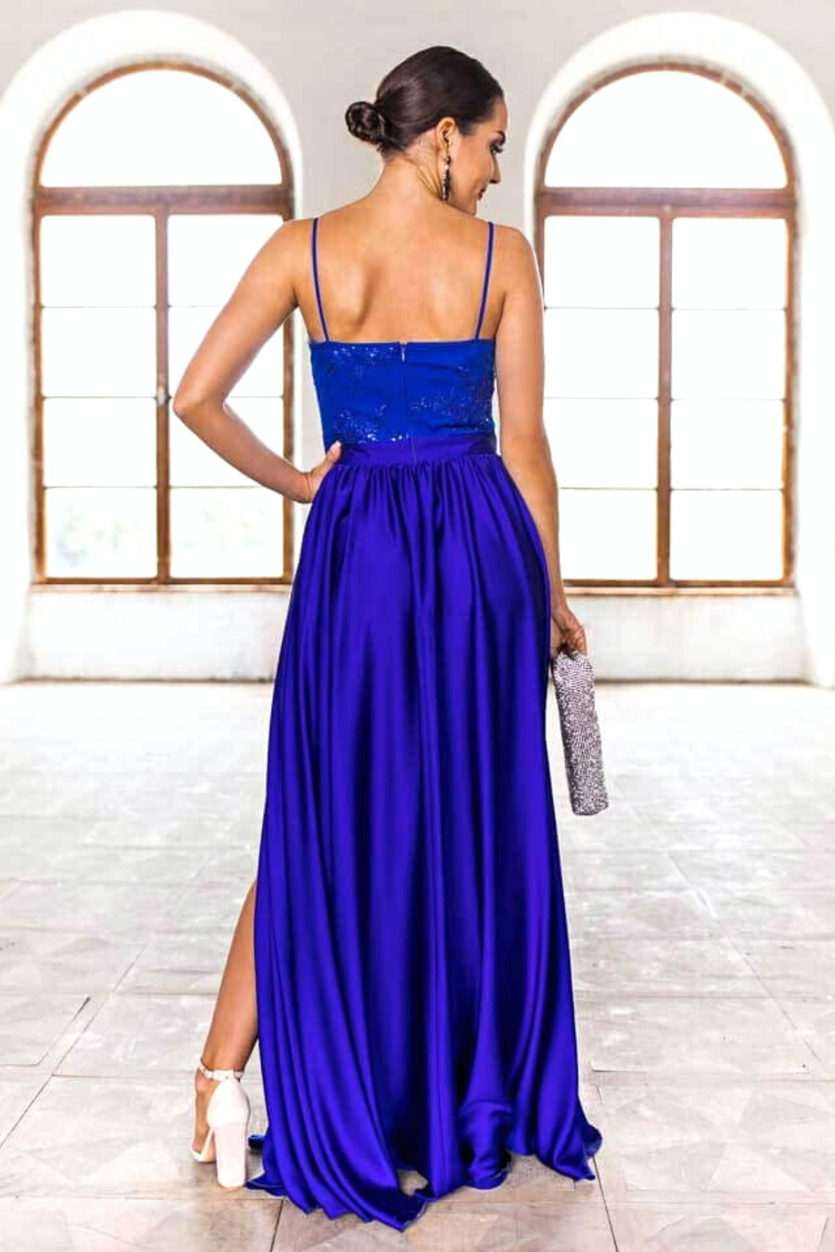 Abito lungo svasato blu elettrico con spacco laterale e corpetto in tulle ricamato, moda-mania, abiti lunghi eleganti.