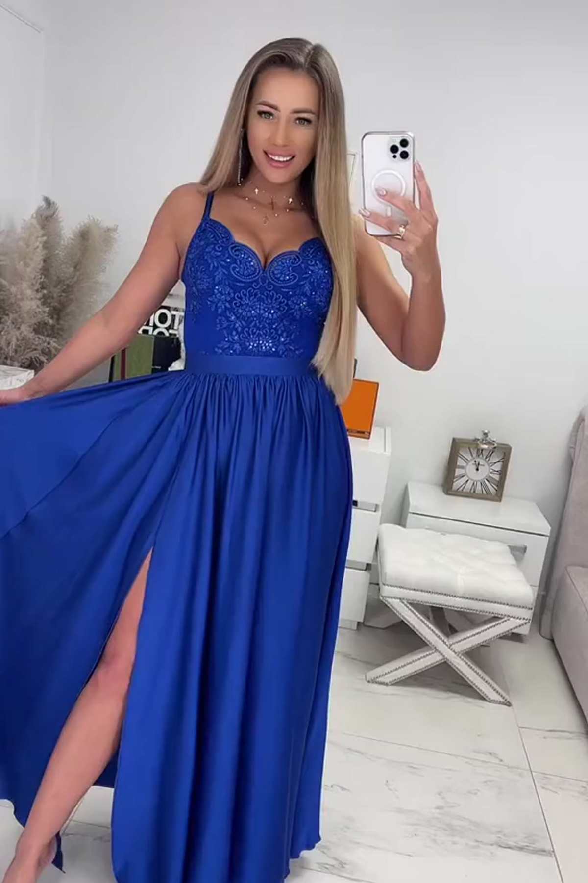 Abito lungo svasato blu elettrico Moda-Mania con spacco laterale e corpetto in tulle ricamato, elegante e femminile.