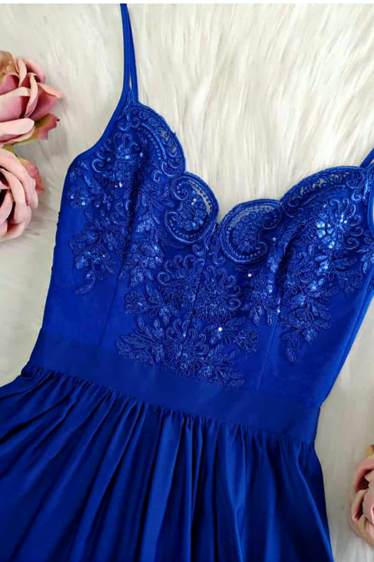 Abito lungo svasato blu elettrico con spacco laterale e corpetto in tulle ricamato, moda Moda-Mania, elegante e femminile.