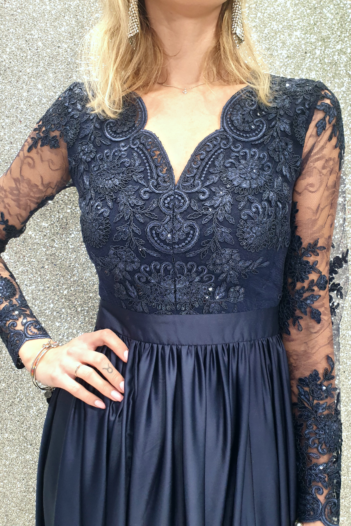 Abito lungo svasato blu notte con spacco laterale e corpetto in tulle ricamato, firmato Moda-Mania, vista frontale.