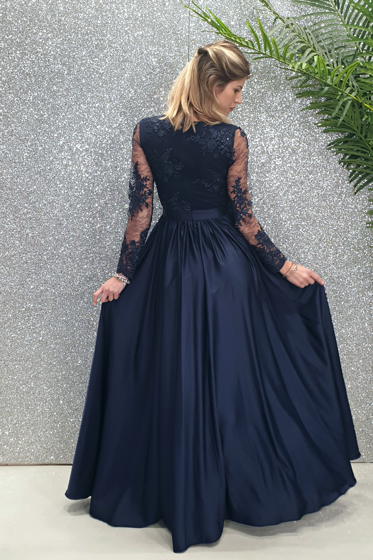 Abito lungo svasato blu notte con spacco laterale e corpetto in tulle ricamato, firmato Moda-Mania.