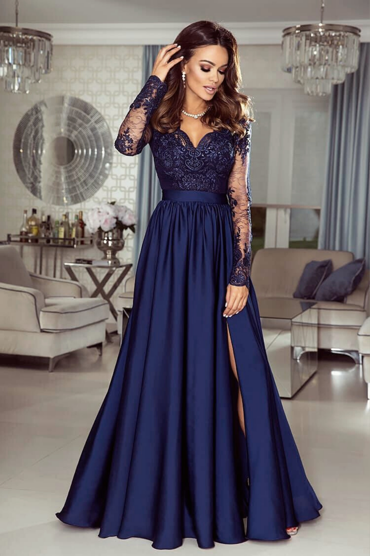 Abito lungo svasato blu notte con spacco laterale e corpetto in tulle ricamato, firmato Moda-Mania.