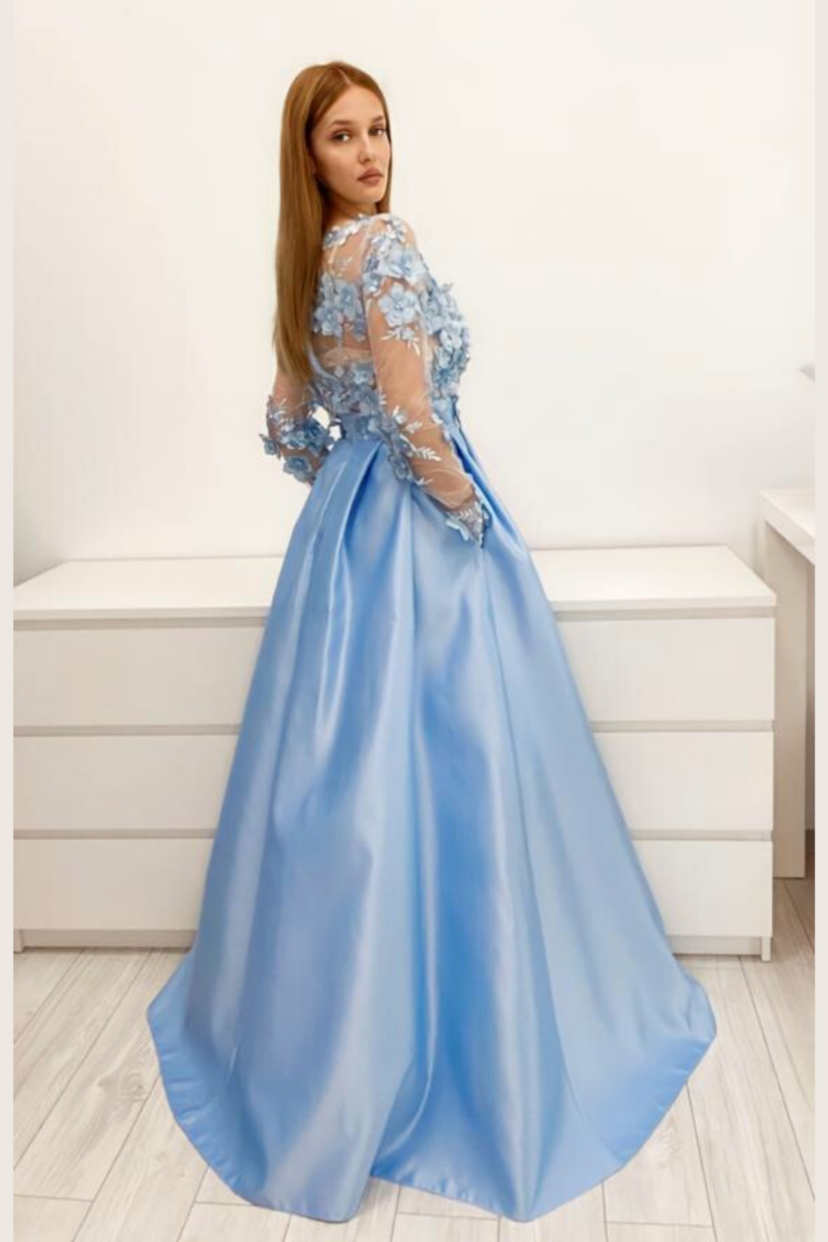 Abito lungo svasato blu elettrico Moda-Mania con maniche lunghe, corpetto in tulle floreale 3D e gonna in taffetà.