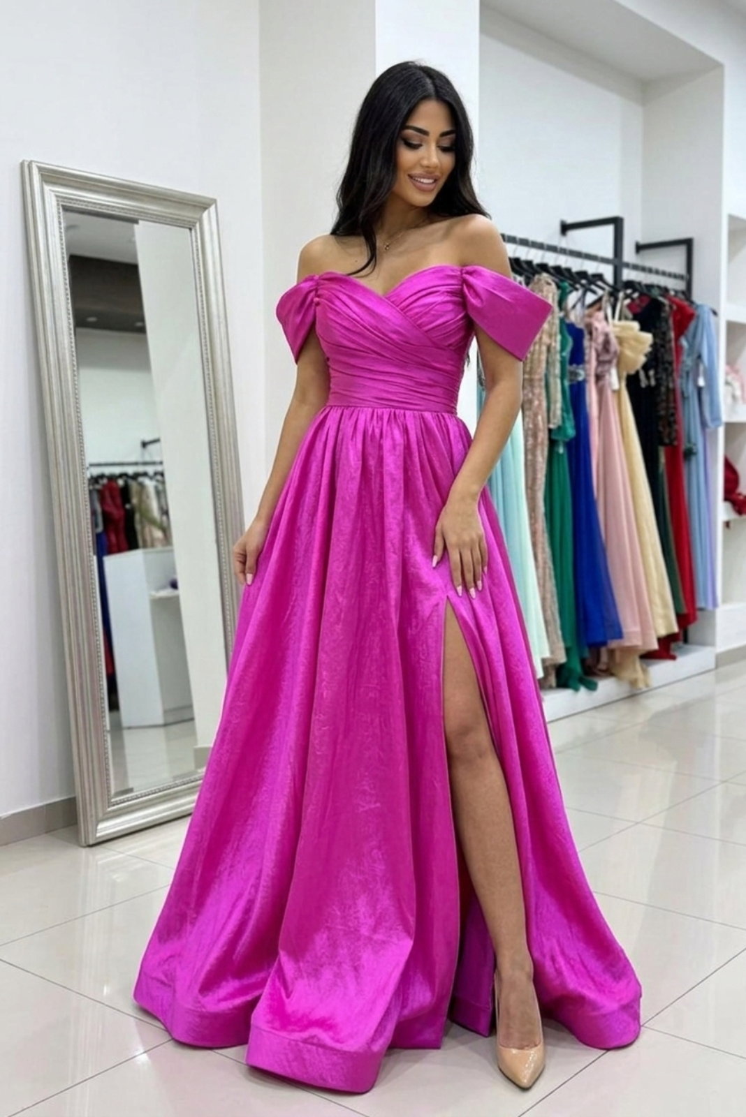 Abito lungo svasato da cerimonia fucsia Moda-Mania con scollo a barchetta e stringhe regolabili, dettagli elegante e femminile.
