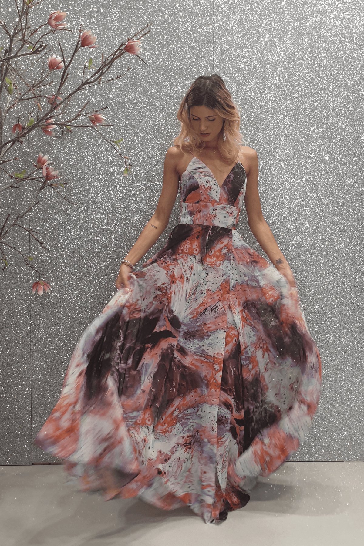 Abito lungo svasato in velo multicolore viola di Moda-Mania con stringhe regolabili sul retro, fantasia floreale elegante.
