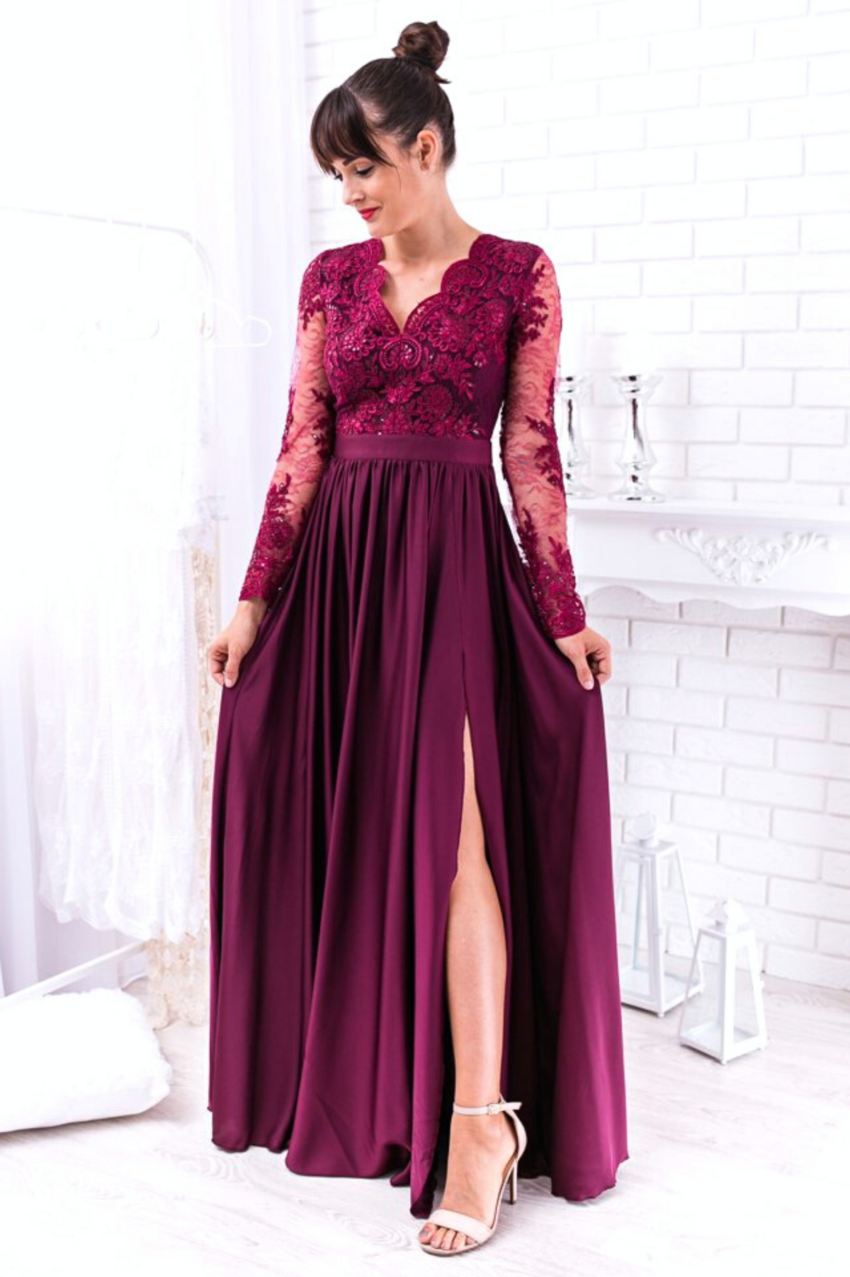 Abito lungo svasato magenta con tessuto lucido, spacco laterale e corpetto in tulle ricamato, firmato Moda-Mania.