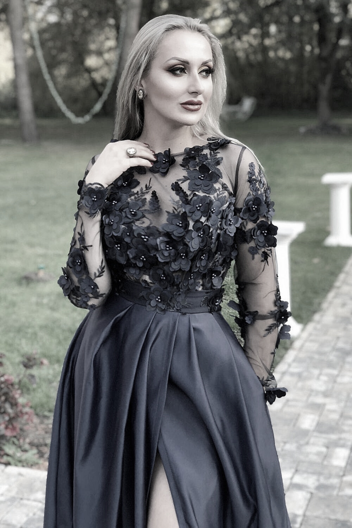 Abito lungo svasato nero Moda-Mania con corpetto in tulle floreale 3D e gonna in taffetà, maniche lunghe elegante e femminile.