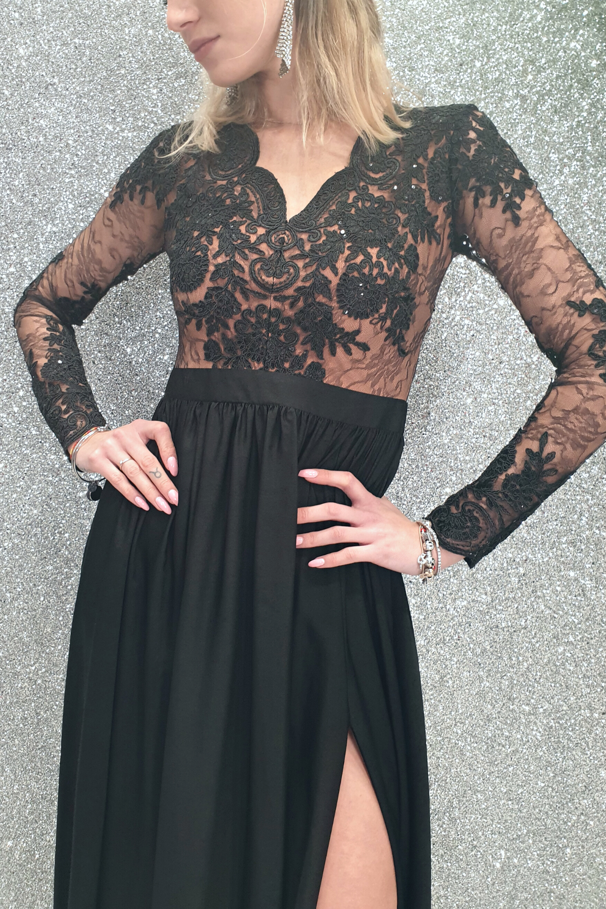 Abito lungo svasato nero con spacco laterale e corpetto beige in tulle ricamato, marchio Moda-Mania.