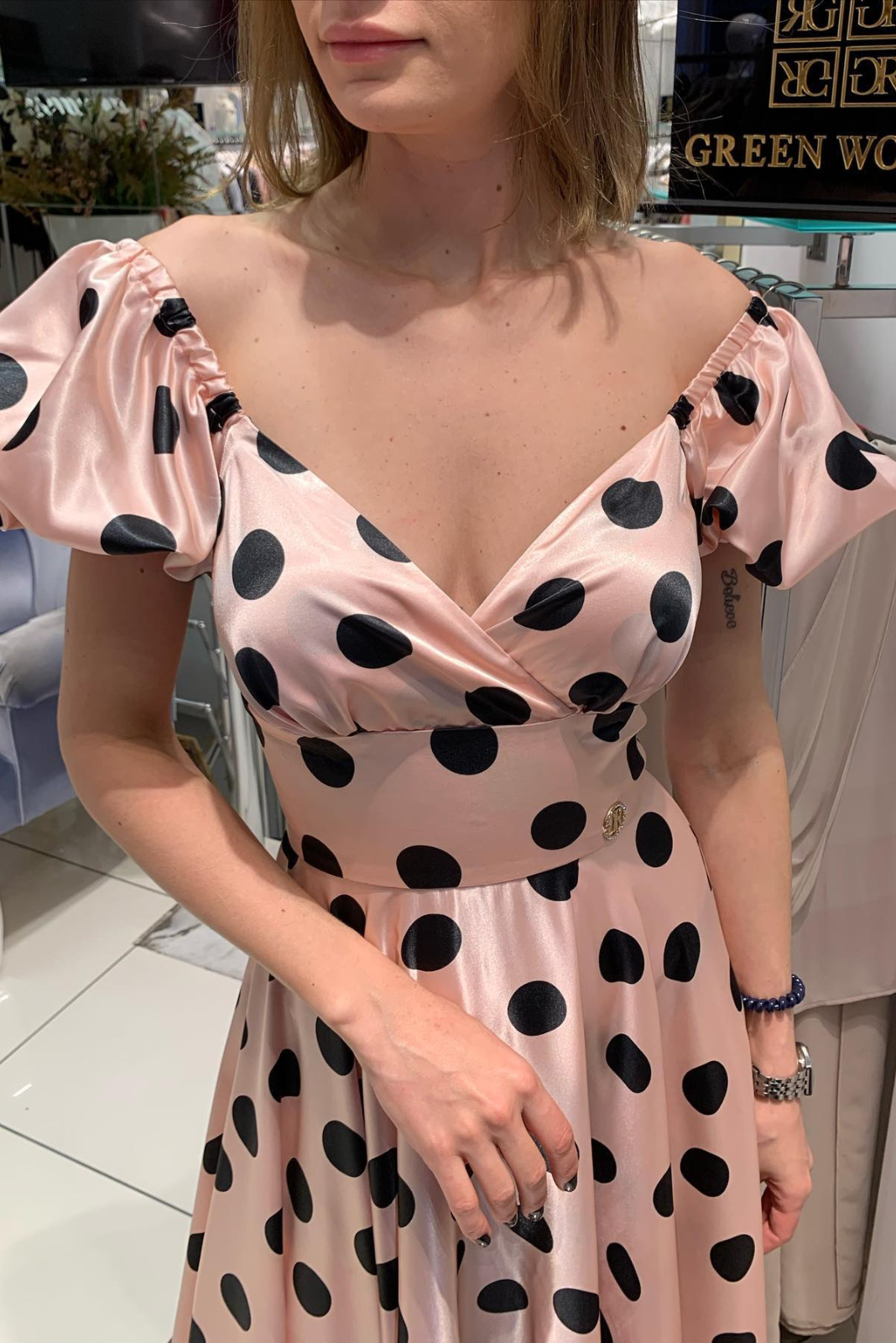 Abito lungo svasato rosa a pois nero con scollo a cuore e maniche a sbuffo in tessuto taffetà, Moda-Mania