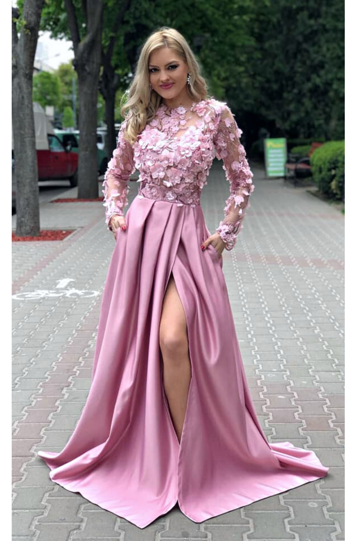 Abito lungo rosa svasato di Moda-Mania con corpetto a manica lunga in tulle floreale 3D e gonna in taffetà.